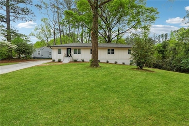 View of front of house featuring a front lawn, boa