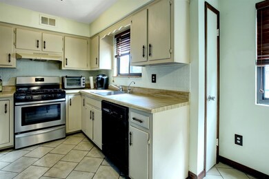 313 Middlewood Rd unit 313, Middletown, NJ 07748 - photo 7