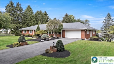 871 Robin Hood Dr, Allentown, PA 18103 - photo 2