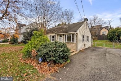 1832 Pimmit Dr, Falls Church, VA 22043 - photo 4