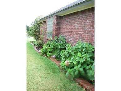 830 Oaklawn Dr, Tuttle, OK 73089 - photo 3