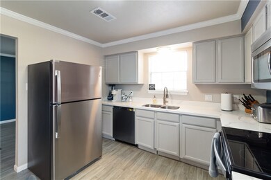 2100 Southwood Dr unit 14, College Station, TX 77840 - photo 3