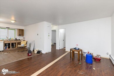 07-Unit 4 Living Room 20220802-DW-1249