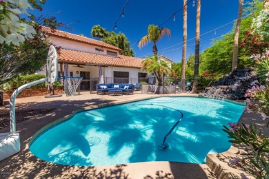 1 POOL WITH WATER FEATURE & MANY LOUNGIN
