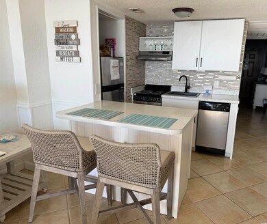 Kitchen with breakfast bar & seating peninsula, ap