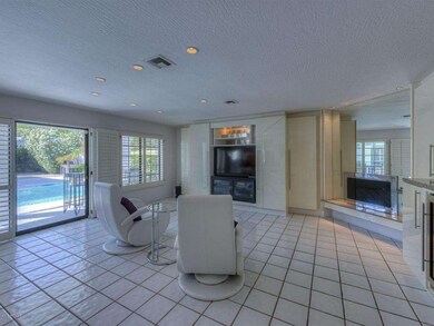 007_Family Room