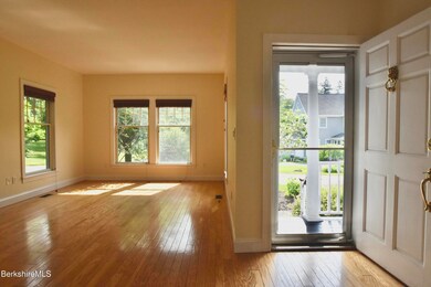 Living Room/Entry