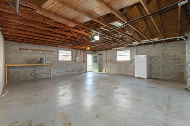 Large Detached Garage/workshop