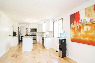 eat in kitchen/kitchen with granite