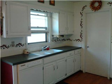 Nice and clean kitchen.