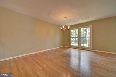8519 Tysons Ct, Vienna, VA 22182 - photo 4