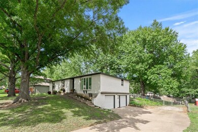 5555 Meadow Height Dr, Shawnee, KS 66226 - photo 2