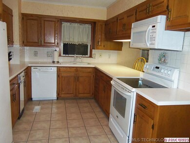 2431 Dorchester Dr, Bartlesville, OK 74006 - photo 7