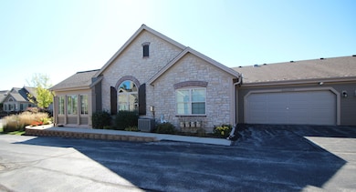 W250N5015 William Dr, Pewaukee, WI 53072 - photo 4