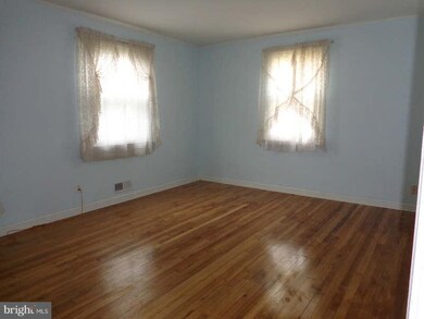 8711 Jenifer Rd, Parkville, MD 21234 - photo 3