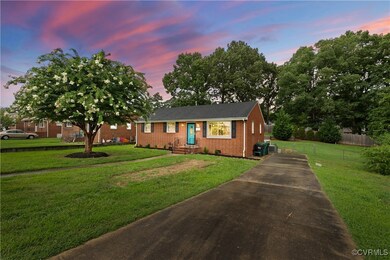 View of front of property featuring a lawn