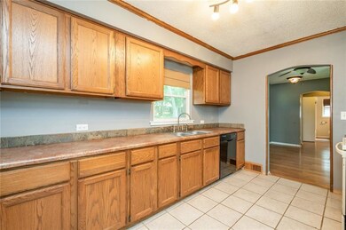 5908 Forest Ave, Des Moines, IA 50311 - photo 4