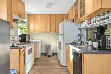 121 Beaconsfield Rd unit 2, Worcester, MA 01602 - photo 3