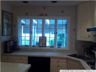 unlisted-address, Staten Island, NY 10312 - photo 3