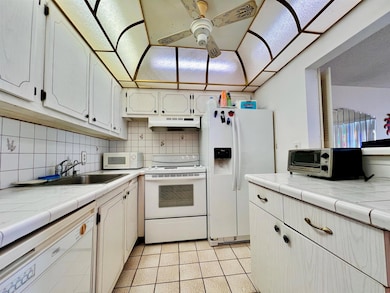 323 Southampton B unit 323, West Palm Beach, FL 33417 - photo 2