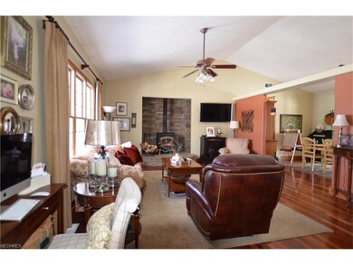 Vaulted/Open-Ceiling/Walls and Exquisite color com