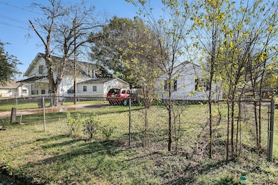 706 Jefferson St, Hillsboro, TX 76645 - photo 2