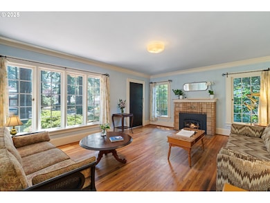 Living Room/Entrance