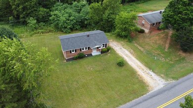 1802 Mapleton Dr, Callands, VA 24530 - photo 5