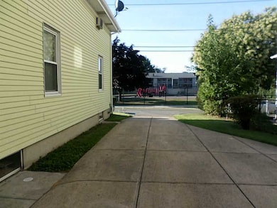 58 Johnson St unit 1, Pawtucket, RI 02860 - photo 3