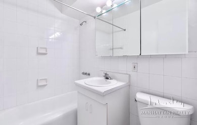 330 E 46th St unit 7G, New York, NY 10017 - photo 4