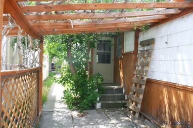 Leafy side patio