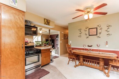 007-Dining_Room-2478386-medium