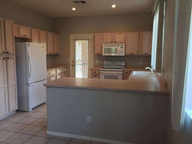 LIGHT BRIGHT KITCHEN * SPACIOUS COUNTERS