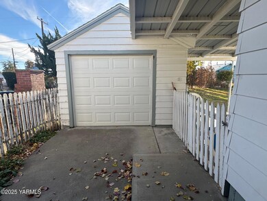 206 S Date St, Toppenish, WA 98948 - photo 4