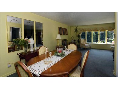Dining Room. Standing by the bay in the dining roo