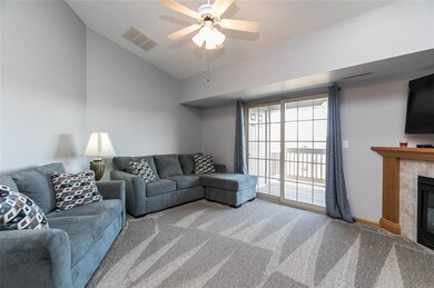 250 Cimarron Dr unit 321, Hiawatha, IA 52233 - photo 3