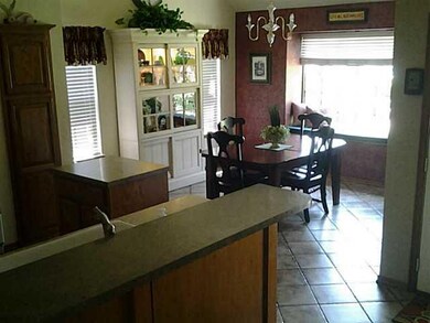 Dining Room. Bay window.