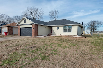 3313 W Camelot St, Springfield, MO 65807 - photo 2