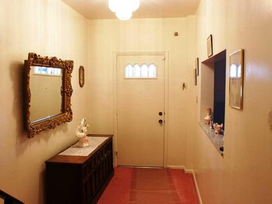 Entry/Foyer.