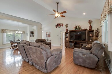 04_353 Mingo Way_Living02