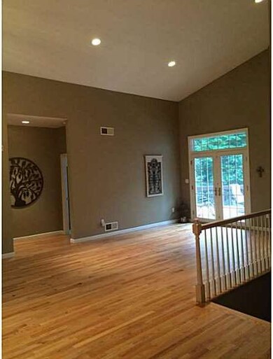 Entry/Foyer.