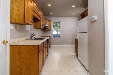 215 S Diamond St, Nampa, ID 83686 - photo 4