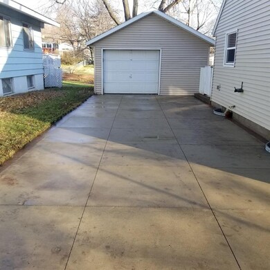 414 35th St SE, Cedar Rapids, IA 52403 - photo 5