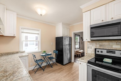 854 Weber kitchen dining area