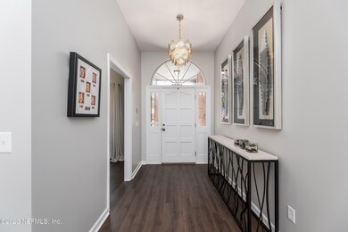 421 Holiday Hill Cir E, Jacksonville, FL 32216 - photo 2