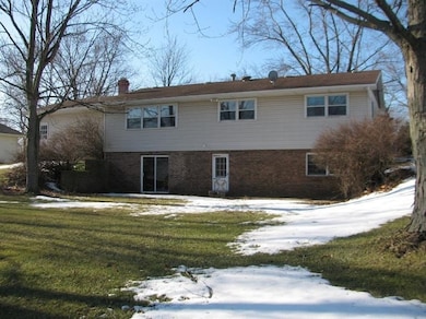 302 Magnolia Dr, Crown Point, IN 46307 - photo 2