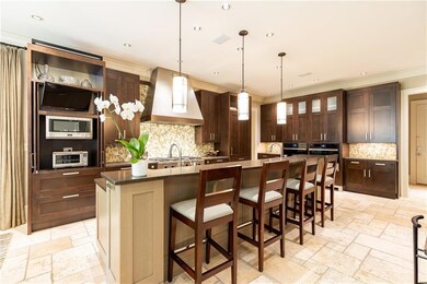 Oversized island with plenty of seating