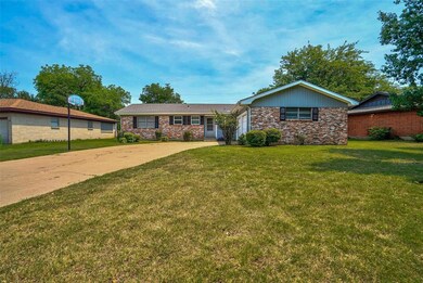 1219 Tanglewood Dr, Cleburne, TX 76033 - photo 3
