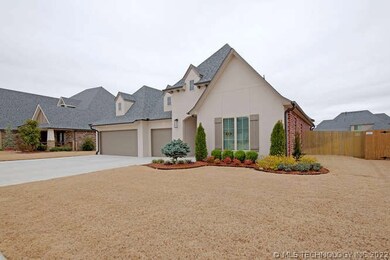 THE YORKTOWN NEIGHBORHOOD FEATURES COMMUNITY SWIMM