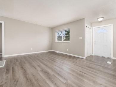 2571 Eakin Rd, Columbus, OH 43204 - photo 5